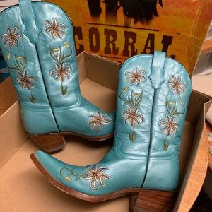 EUC Turquoise Embroidered Corral Boots